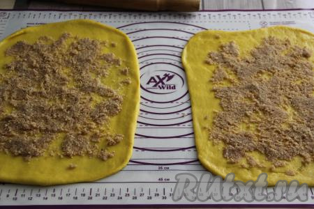 Ореховую начинку равномерно распределить на поверхности двух пластов теста, оставляя края чистыми, как на фото.