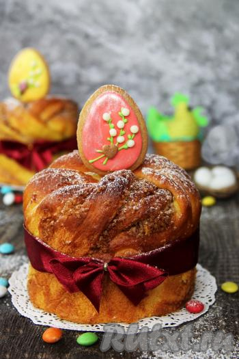 Куличи вынуть из духовки и полностью остудить. Пасхальный кулич с ореховой начинкой украсить по желанию, я просто присыпала сверху сахарной пудрой.