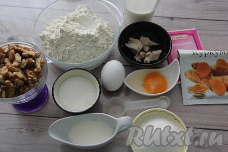 Подготовить продукты для приготовления кулича с ореховой начинкой.