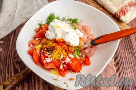 Сырое яйцо взболтайте вилкой и 2/3 яичной смеси отправьте в миску к курице и овощам. Также добавьте сметану, отложив 1 чайную ложку. Перемешайте все ингредиенты в миске и начинка для лаваша готова. Оставшуюся сметану смешайте с оставшимся яйцом и отложите, эта смесь нам понадобится позже.