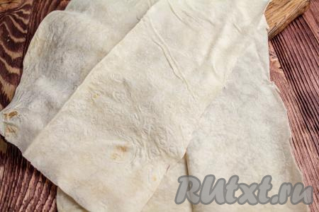 Каждый лаваш разрежьте пополам, в итоге получатся 4 листа лаваша.