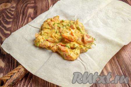 На каждую часть лаваша выложите 1/4 части начинки, отступив от краёв.