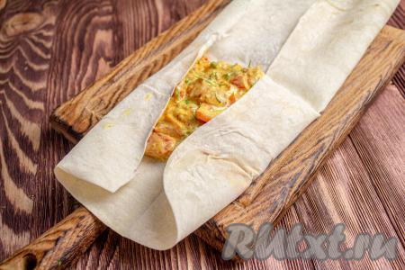 Подверните края с двух противоположных сторон, как на фото.