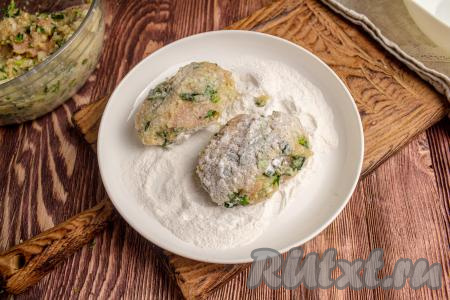 Сформируйте котлеты, слегка обваляйте их в муке.