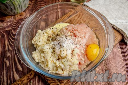 В миску выложите куриный фарш, вбейте яйцо, добавьте кашицу из лука и хлеба, посолите и поперчите по вкусу.