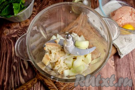 Лук и чеснок очистите и нарежьте на кусочки. Выложите в чашу блендера лук, чеснок и отжатый от молока хлеб, измельчите в однородную кашицу. Или прокрутите через мясорубку.