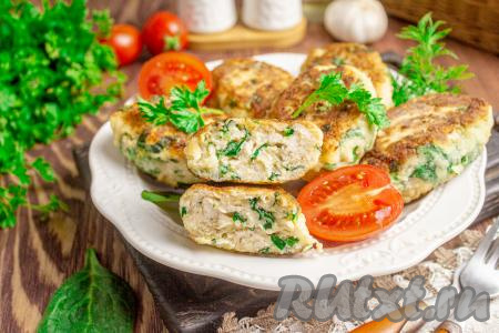 Готовые куриные котлеты со шпинатом подавайте с любимым гарниром. А вот такой интересный разрез у этих котлеток.