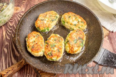 Аккуратно переверните котлеты и обжаривайте ещё 4-5 минут (до зарумянивания) с другой стороны. По желанию, можно готовые котлеты выложить на бумажное полотенце для удаления лишнего масла.