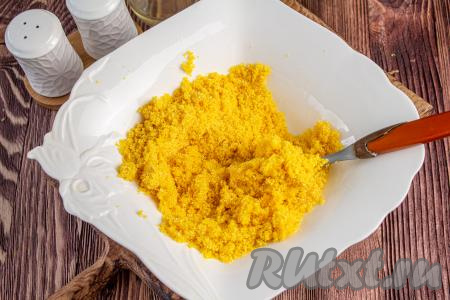 Перемешайте, чтобы получилась масса, как "мокрый песок".&nbsp;