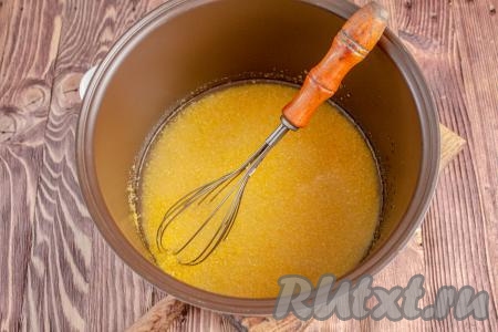 Выложите получившуюся кукурузную массу в чашу мультиварки, влейте 200 мл воды комнатной температуры и хорошо перемешайте, чтобы не было комочков.&nbsp;