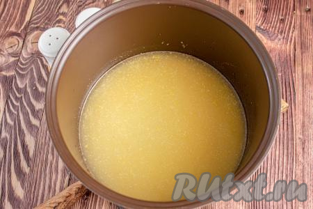 Затем влейте оставшиеся 400 мл воды комнатной температуры, закройте крышку мультиварки. Если вы используете кукурузную крупу мелкого помола, установите программу "Каша" на 20-25 минут. Если у вас крупа крупного помола, то на приготовление мамалыги на программе "Каша" потребуется 30 минут.