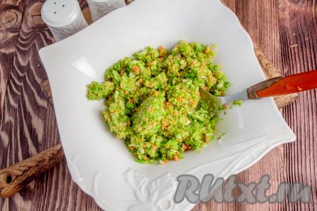 Измельчите в пюре и переложите в подходящую посуду. Также можно перекрутить овощи на мясорубке.