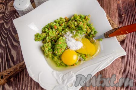 К овощному пюре добавьте соль, чёрный молотый перец по вкусу и вбейте сырые куриные яйца, перемешайте.