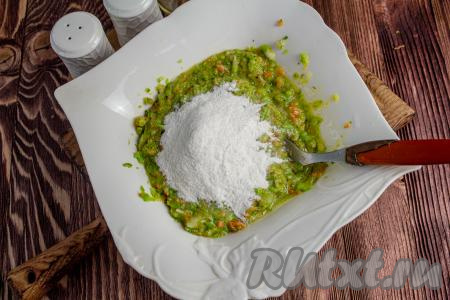 Добавьте крахмал. Вместо крахмала можете взять пшеничную или рисовую муку, но с крахмалом оладьи получаются более нежными.