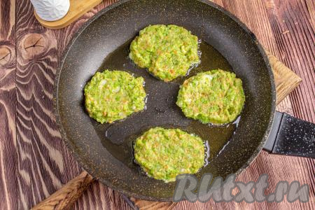 Сковороду хорошо нагрейте, влейте растительное масло, при помощи столовой ложки выложите овощную массу, приплюсните слегка, чтобы получились оладьи. Жарьте оладьи из брокколи при слабом нагреве под крышкой 5 минут (до подрумянивания) с одной стороны.