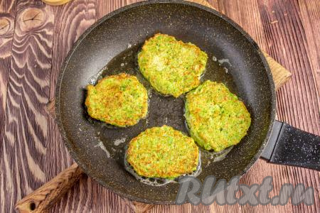 Аккуратно переверните лопаткой (или вилкой) и обжаривайте ещё 3-4 минуты без крышки с другой стороны. Готовые овощные оладьи выложите на бумажное полотенце для удаления лишнего масла.