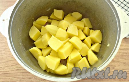 В казан к фрикаделькам и луку добавляем картошку.