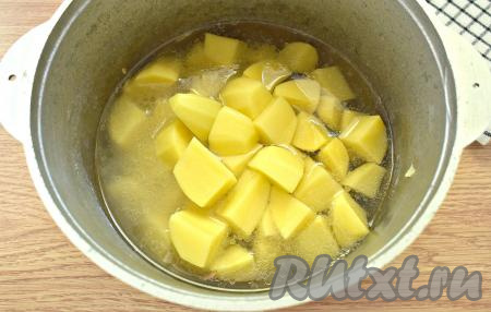 Содержимое казана заливаем тёплой кипячёной водой так, чтобы картошка была покрыта почти полностью. Если желаете, чтобы бульона в блюде было побольше, то количество воды увеличьте. Аккуратно перемешиваем.