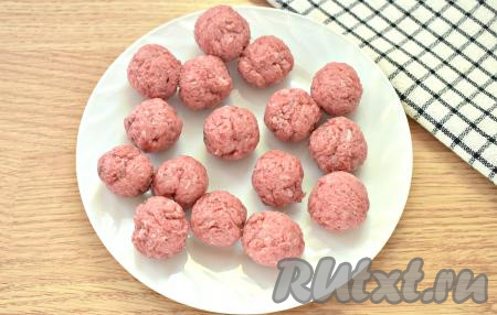 Для этого блюда можно приготовить фарш, пропустив кусочки мяса через мясорубку, или взять покупной. К фаршу добавляем свои любимые специи (я использовала приправу для мясного фарша), солим, хорошо перемешиваем и формируем круглые фрикадельки, по размеру они должны быть чуть меньше грецкого ореха.