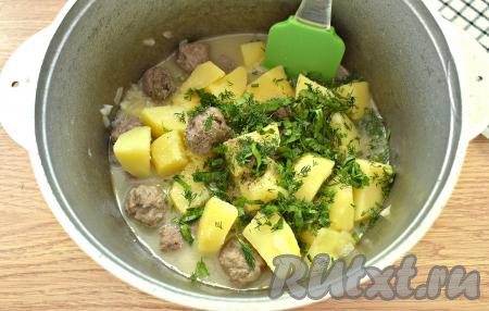 В конце приготовления тушёный картофель по вкусу солим, перчим. Добавляем нарубленную свежую зелень (можно взять, например, зелёный лук, укроп или петрушку).