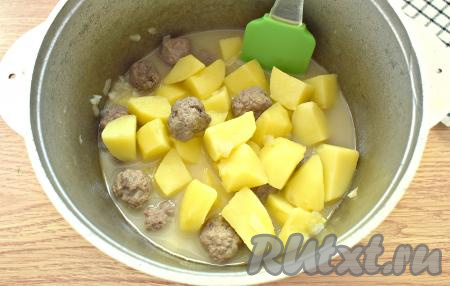 Доводим воду в казане до кипения и, убавив огонь, тушим картошку с фрикадельками под крышкой, примерно, 30 минут (до мягкости картофеля).