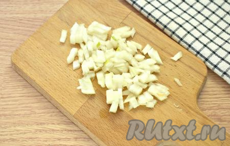 Репчатый лук очищаем и нарезаем его на небольшие кусочки.