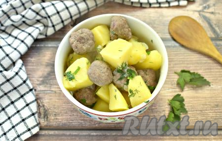 Картошку, тушёную с фрикадельками, раскладываем из казана по тарелкам и подаём сытное, вкусное блюдо к столу.