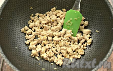 Обжариваем куриный фарш с луком, примерно, 10 минут. Во время жарки кусочки куриного фарша разбиваем лопаточкой. 