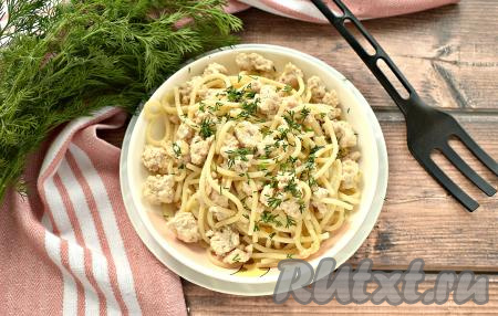 Вкусные и сытные макароны по-флотски, приготовленные с куриным филе, к столу подаём в горячем виде, украсив свежей зеленью.