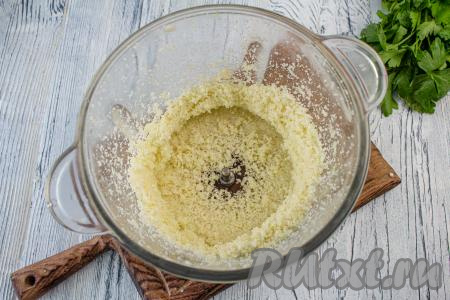 Выложите соцветия цветной капусты и зубчики чеснока в чашу блендера и измельчите в мелкую крошку (если нет блендера, можно измельчить капусту с чесноком и с помощью мясорубки).