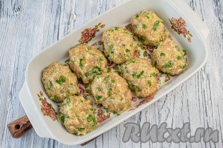 Сформируйте из получившегося фарша котлеты (у меня получилось 8 куриных котлет с цветной капустой). Форму для запекания смажьте 1 столовой ложкой масла, выложите котлеты и поставьте в разогретую духовку, запекайте минут 30 при температуре 190 градусов.