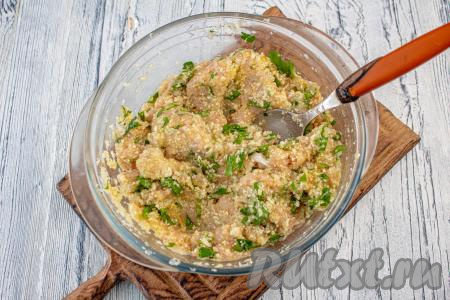 Хорошо перемешайте фарш.