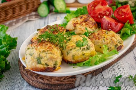Затем форму достаньте из духовки. Вкусные, сочные, аппетитные куриные котлеты, приготовленные с добавлением цветной капустой, подавайте горячими, дополнив свежими овощами, соусом или гарниром по вашему выбору.&nbsp;