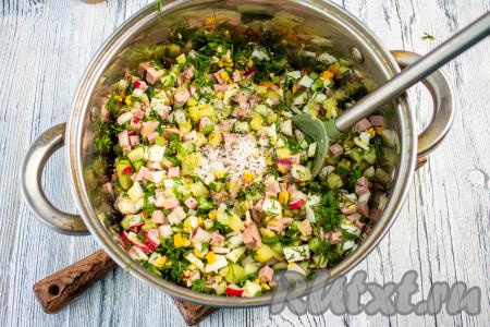 Сложите нарезанные картошку, яйца, редиску, огурчики, зелень и колбасу в подходящую посуду, посолите и поперчите будущую окрошку по вкусу.