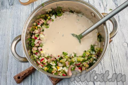 Затем влейте ряженку, перемешайте, попробуйте, если нужно, досолите, поставьте в холодильник, чтобы окрошка хорошо охладилась.