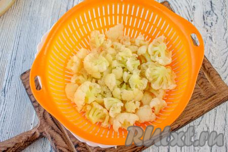 Откиньте отваренную капусту на дуршлаг (или сито) и дайте стечь всей лишней жидкости.&nbsp;