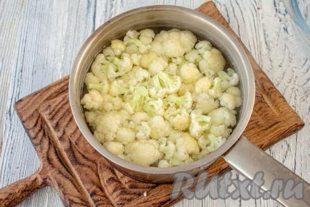 В сотейнике (или небольшой кастрюльке) вскипятите воду, подсолите и выложите соцветия свежей (или замороженной) цветной капусты, отварите с момента закипания на небольшом огне в течение 4-5 минут.&nbsp;