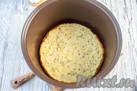 Готовый омлет должен получиться упругим, без влажных вкраплений сырого яйца.&nbsp;