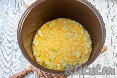 На цветную капусту вылейте яично-молочную смесь, крышку мультиварки закройте. Установите на 30 минут программу "Выпечка" и готовьте омлет до сигнала.&nbsp;