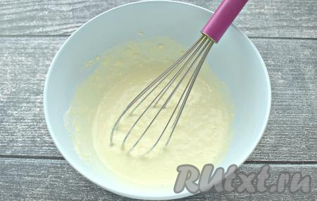 Венчиком (или вилкой) перемешиваем сметанно-масляную смесь до однородности.