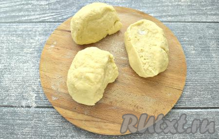 Замешанное песочное тесто делим на 3 равные части.