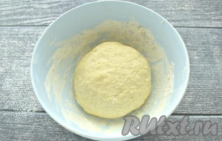 Частями добавляя оставшуюся просеянную муку и полностью вмешивая её, вначале перемешиваем тесто венчиком, а когда оно начнёт собираться в ком, замешиваем его руками. Долго песочное тесто, замешанное на сметане, вымешивать не нужно, достаточно просто собрать его в шар. Очень важно учитывать, что в процессе замешивания тесто для рогаликов должно получиться мягким, не липнущим к ладоням. Муки может потребоваться немного больше или меньше, чем указано в ингредиентах, главное - ориентируйтесь на консистенцию замешиваемого песочного теста.