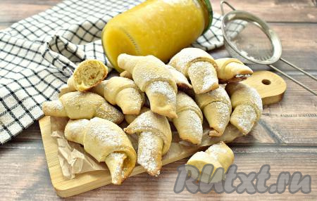 Рогалики с повидлом, приготовленные из теста, замешанного на сметане, получаются мягкими, вкусными, они станут приятным дополнением к чаю.