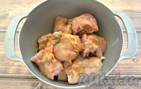 Если используете для этого блюда целую курицу, тогда разрубите её на порционные кусочки. Я взяла бёдра. По желанию, с бёдер снимаем кожу. Разрезаем на 2 или 3 части каждое бёдрышко. Ополаскиваем кусочки мяса водой, обсушиваем их и перекладываем в миску. Вливаем соевый соус, лимонный сок. Чуть-чуть солим (ведь соевый соус уже достаточно солёный), всыпаем приправу для курицы. Перемешиваем и оставляем мясо мариноваться на 15-20 минут.