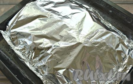 Накрываем картошку с курицей фольгой, скрепляем края фольги со всех сторон.