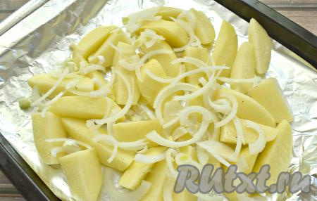 Луковицу очищаем, нарезаем полукольцами и раскладываем поверх картошки.