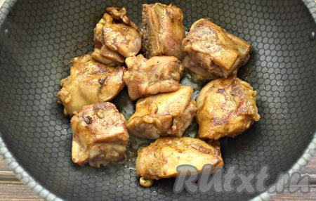 По прошествии времени в сковороде на огне выше среднего разогреваем растительное масло. Перекладываем в сковороду кусочки курицы и обжариваем их на сильном огне по 2-3 минуты с каждой стороны. Куриные кусочки должны только покрыться лёгкой румяной корочкой.