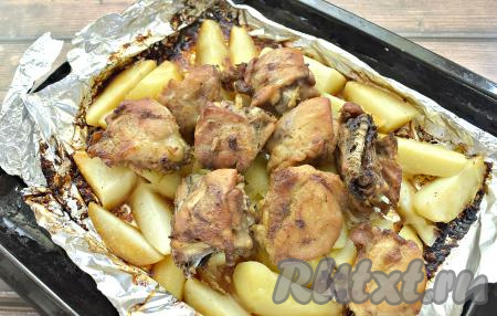 Отправляем противень&nbsp;на 1 час в духовку, разогретую до 200 градусов. Затем аккуратно, чтобы не обжечься паром, разворачиваем фольгу. Продолжаем запекать картошку с курицей без фольги ещё 10 минут.