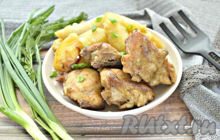 По истечении времени противень достаём из духовки. Кусочки курицы получаются сочными, а картошка - мягкой. Приготовьте это сытное, вкусное блюдо и оно, наверняка, вам понравится!