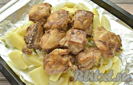 Сверху размещаем обжаренные кусочки курицы. Поливаем ингредиенты выделившимся во время жарки жиром.